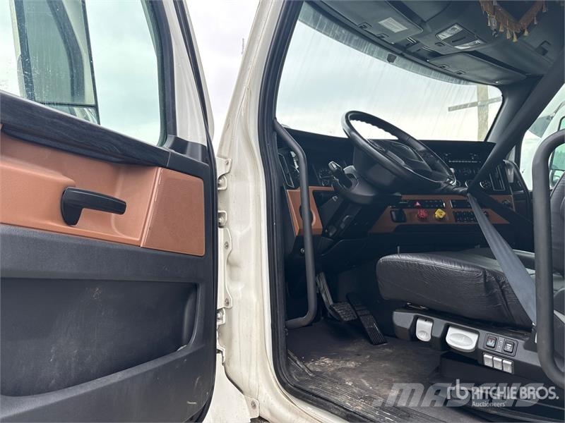 Freightliner Cascadia 6x4 T/A Sleeper Truck Tractor (Inoperable Cabezas tractoras