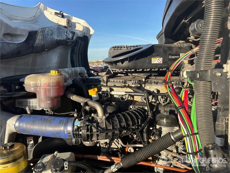 Freightliner Cascadia 6x4 T/A Sleeper Truck Tractor Trekkers