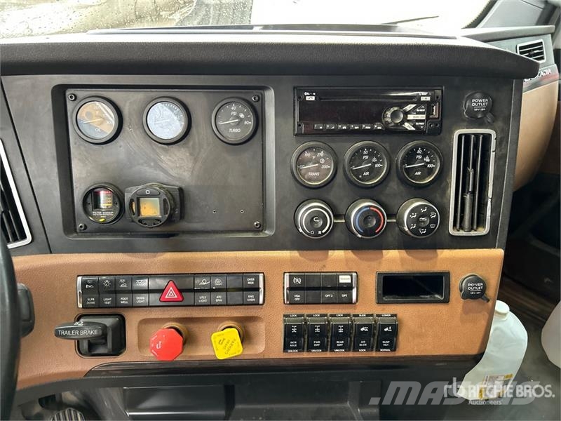 Freightliner Cascadia 126 6x4 T/A Sleeper Truck Tractor Tractor Units