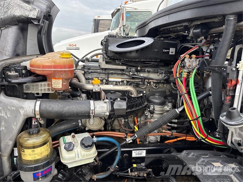 Freightliner Cascadia 126 6x4 T/A Sleeper Truck Tractor Sattelzugmaschinen