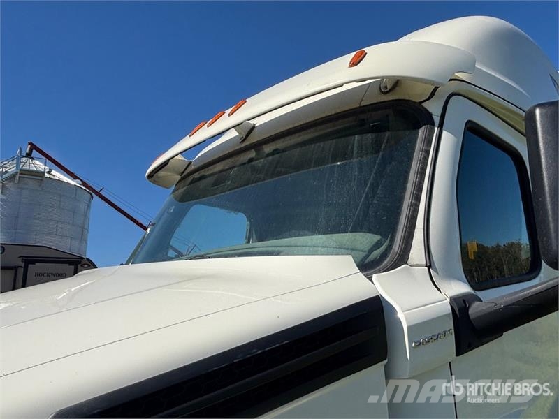 Freightliner Cascadia 126 6x4 T/A Sleeper Truck Tractor (Inoper Camiones tractor