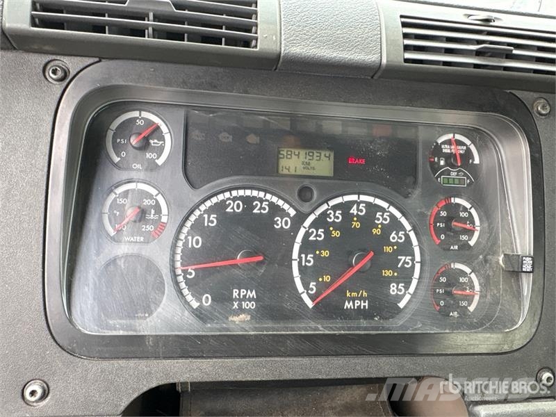 Freightliner Cascadia 4x2 S/A Day Cab Truck Tractor Тягачі