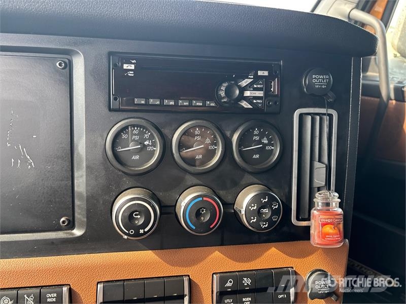 Freightliner Cascadia 126 6x4 T/A Sleeper Truck Tractor (Inoper Motrici e Trattori Stradali