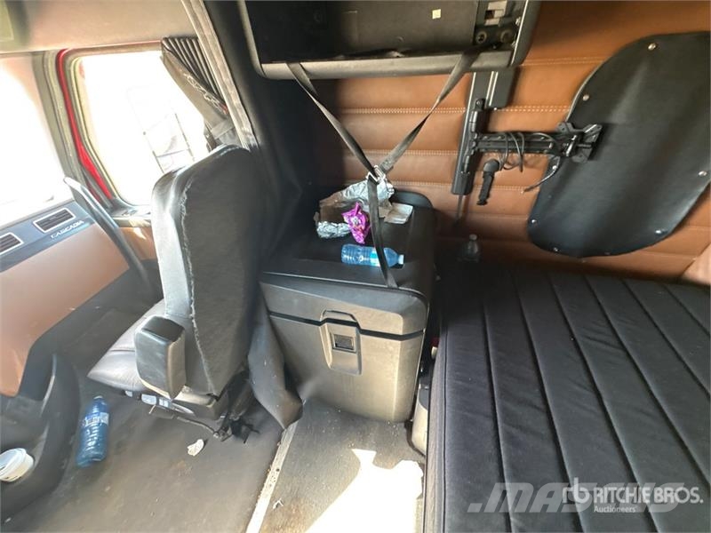 Freightliner Cascadia 126 T/A Sleeper Truck Tractor Camiones tractor