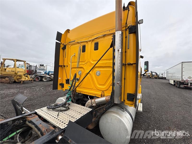 Freightliner Cascadia 125 6x4 T/A Sleeper Truck Tractor Tractor Units