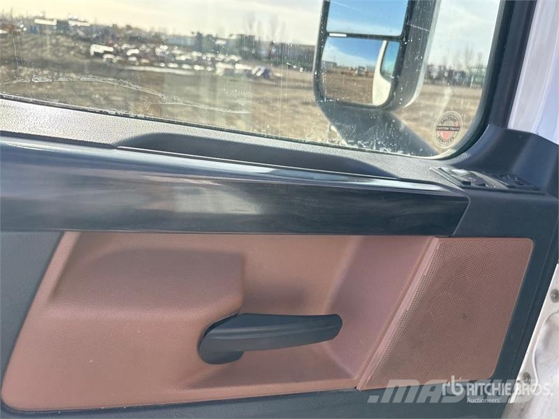 Freightliner Cascadia 126 6x4 T/A Sleeper Truck Tractor Camiones tractor