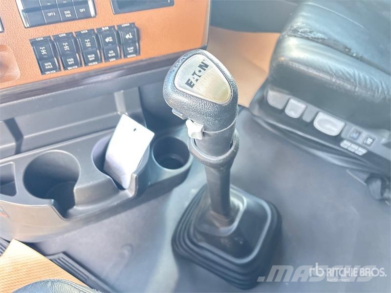 Freightliner Cascadia 126 6x4 T/A Sleeper Truck Tractor Седельные тягачи