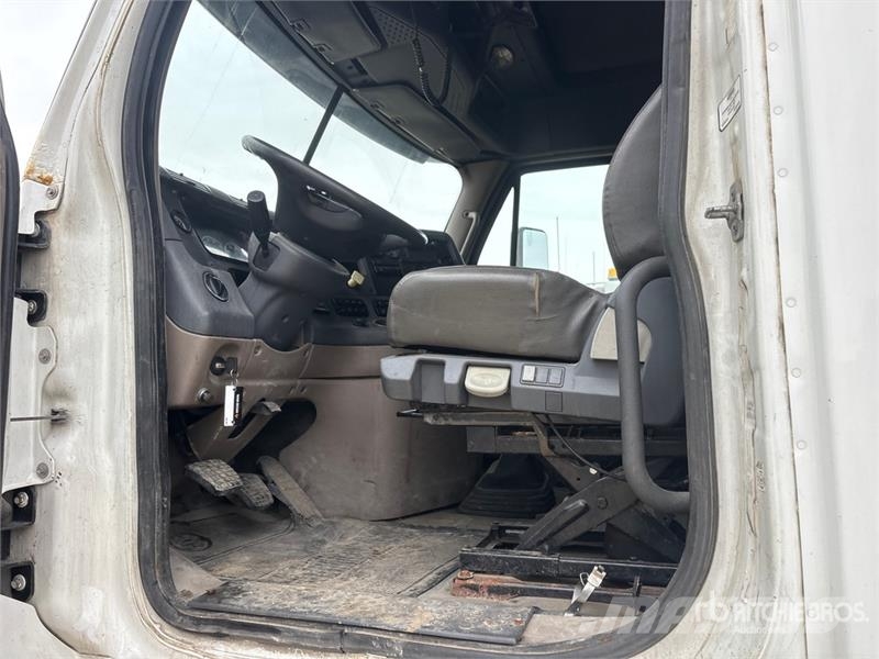 Freightliner Cascadia 125 6x4 T/A Sleeper Truck Tractor Vlačilci