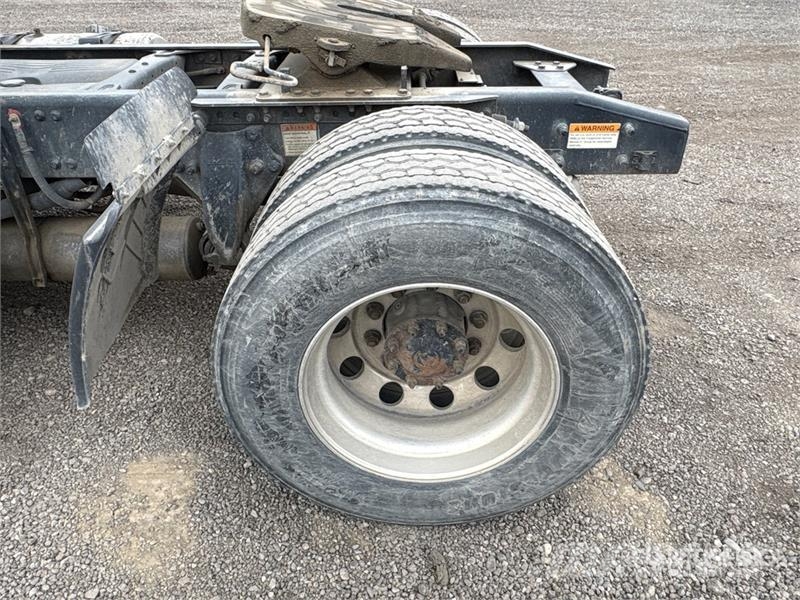 Freightliner Cascadia 4x2 S/A Day Cab Truck Tractor Тягачі