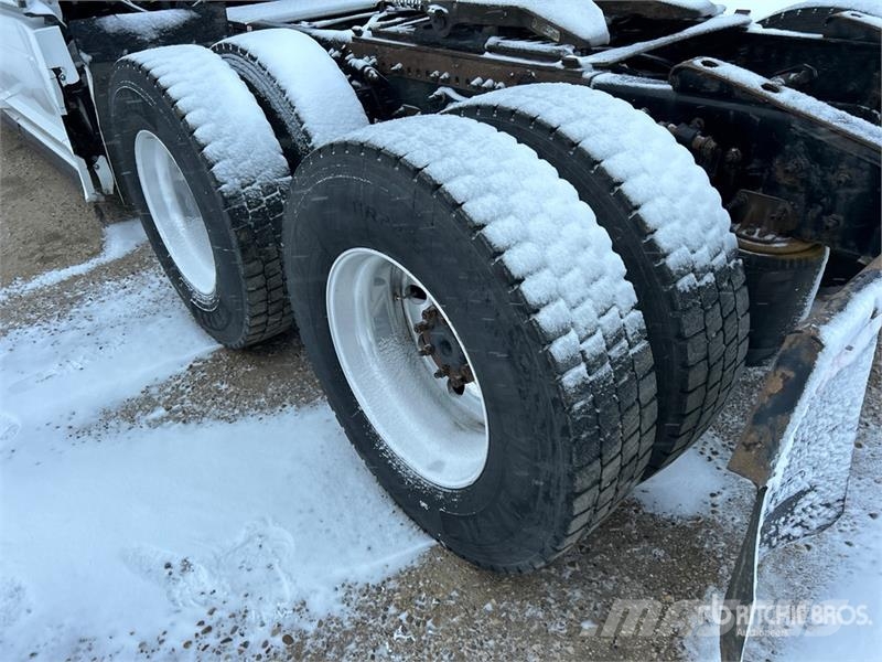 Freightliner Cascadia 126 6x4 T/A Sleeper Truck Tractor Naudoti vilkikai