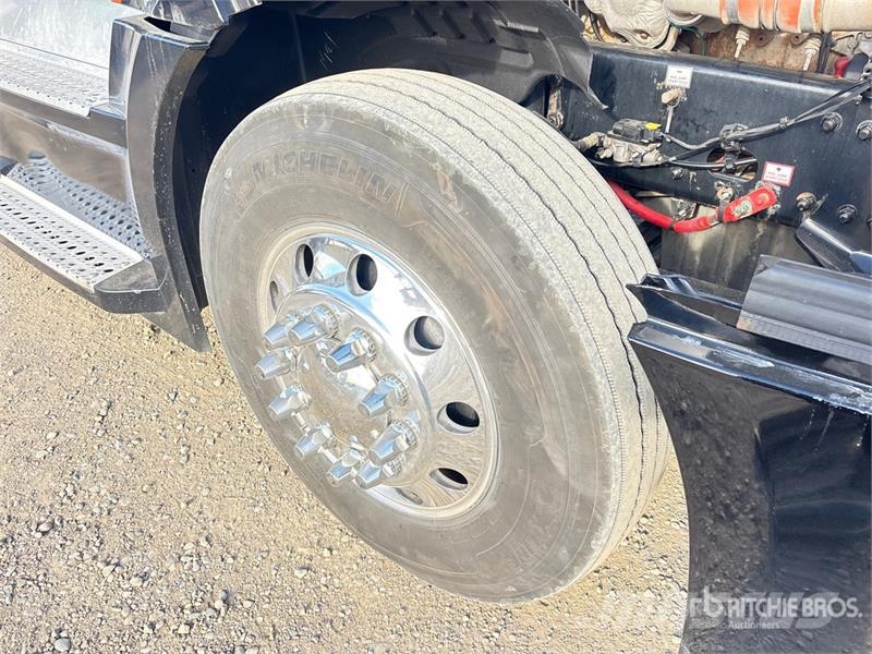 Freightliner Cascadia 126 6x4 T/A Sleeper Truck Tractor Седельные тягачи