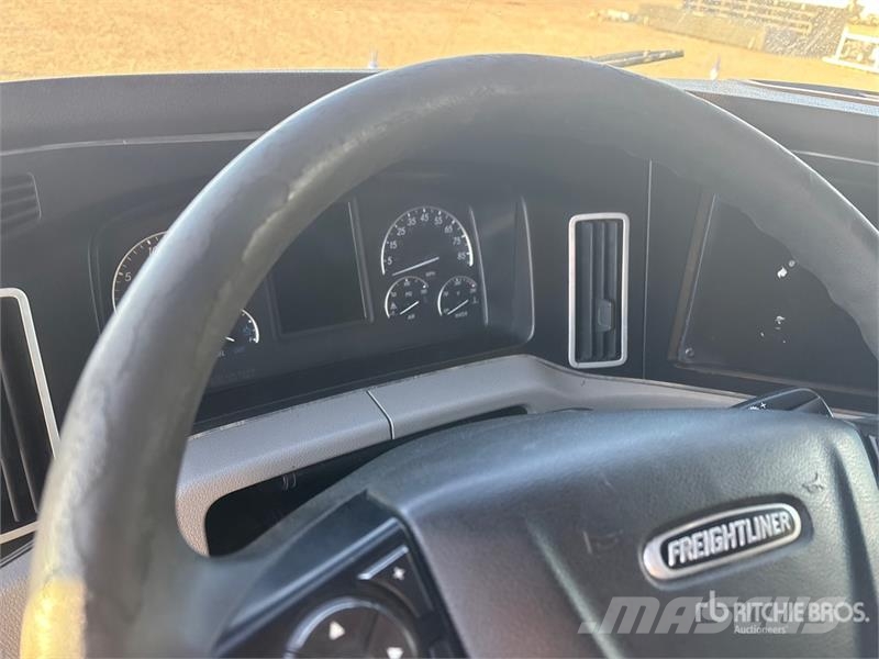 Freightliner Cascadia 6x4 T/A Sleeper Truck Tractor Traktorske jedinice