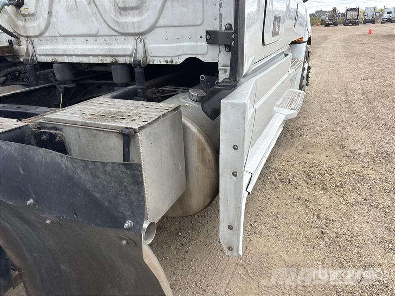 Freightliner Cascadia 126 6x4 T/A Sleeper Truck Tractor Cabezas tractoras
