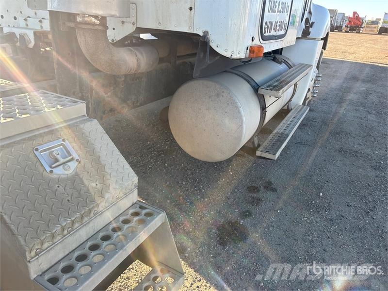 Freightliner Columbia 120 6x4 T/A Sleeper Truck Tractor Sadulveokid