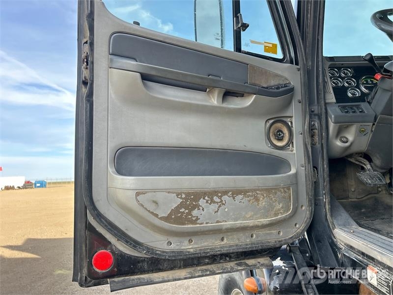 Freightliner Columbia 8x6 Sleeper Winch Truck Bergingsbiler