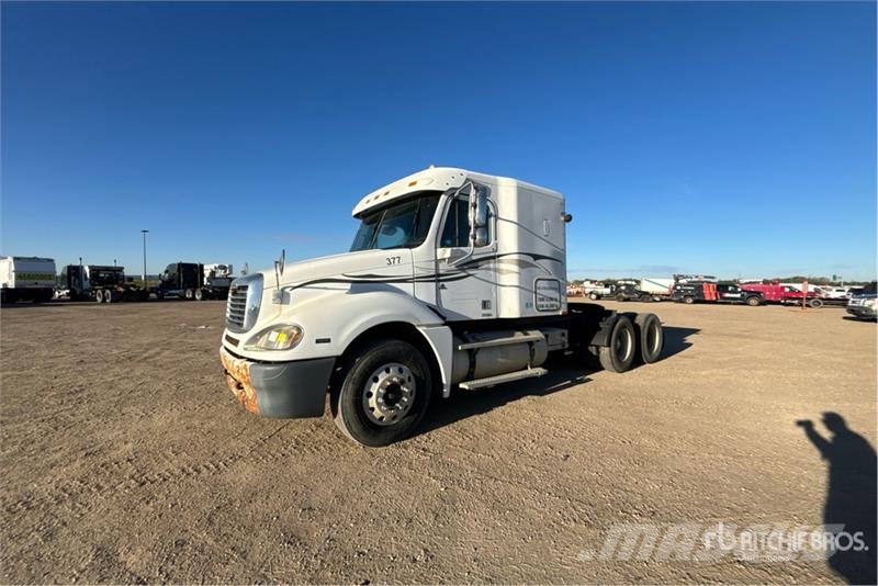 Freightliner Columbia 120 6x4 T/A Sleeper Truck Tractor Sadulveokid