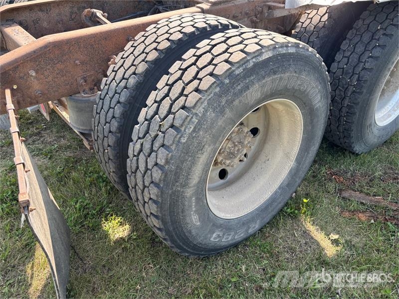 Freightliner Columbia 6x4 T/A Sleeper Truck Tractor Sadulveokid