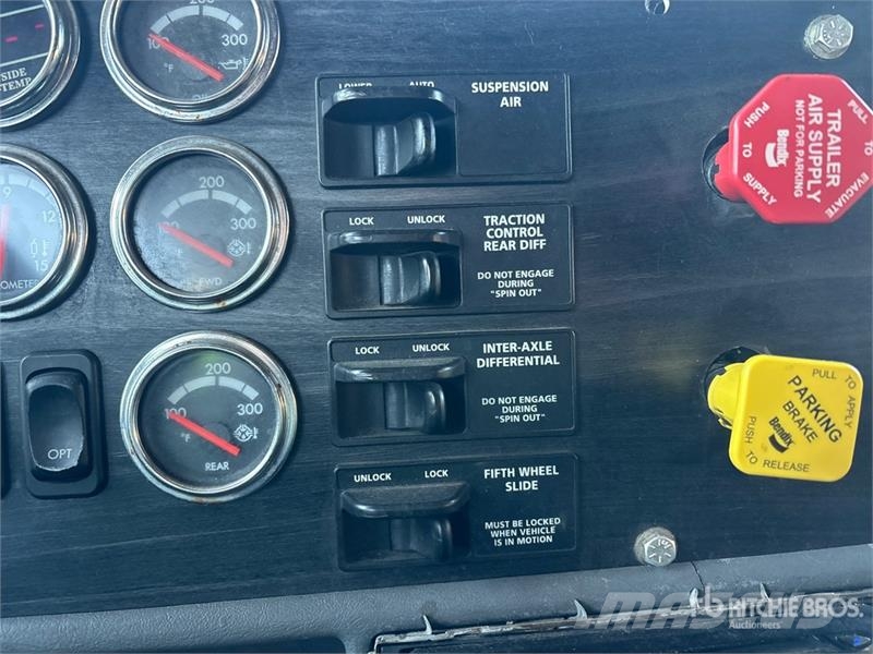 Freightliner Columbia 120 6x4 T/A Sleeper Truck Tractor Sadulveokid