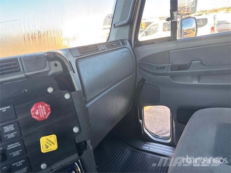 Freightliner Columbia 120 6x4 T/A Sleeper Truck Tractor Sadulveokid