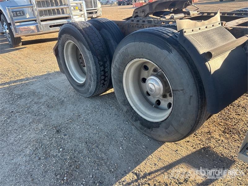 Freightliner Columbia 120 6x4 T/A Sleeper Truck Tractor Sadulveokid