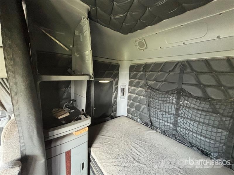 Freightliner Columbia 6x4 T/A Sleeper Truck Tractor Sadulveokid