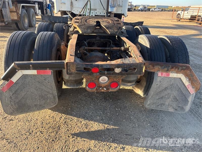 Freightliner Columbia 120 6x4 T/A Sleeper Truck Tractor Sadulveokid