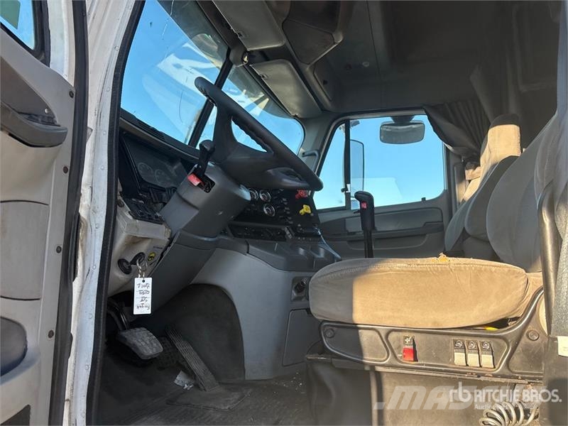 Freightliner Columbia 120 6x4 T/A Sleeper Truck Tractor Sadulveokid