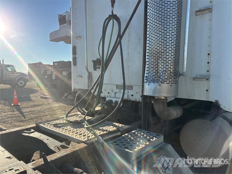 Freightliner Columbia 120 6x4 T/A Sleeper Truck Tractor Sadulveokid