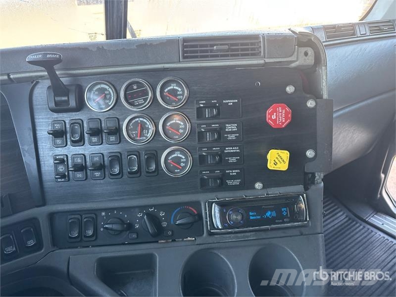 Freightliner Columbia 120 6x4 T/A Sleeper Truck Tractor Sadulveokid