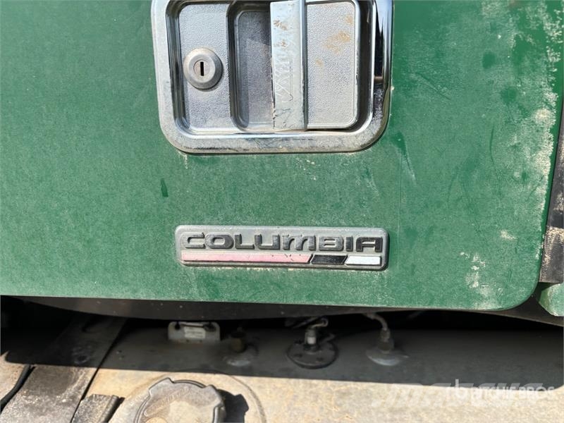 Freightliner Columbia 6x4 T/A Sleeper Truck Tractor Sadulveokid