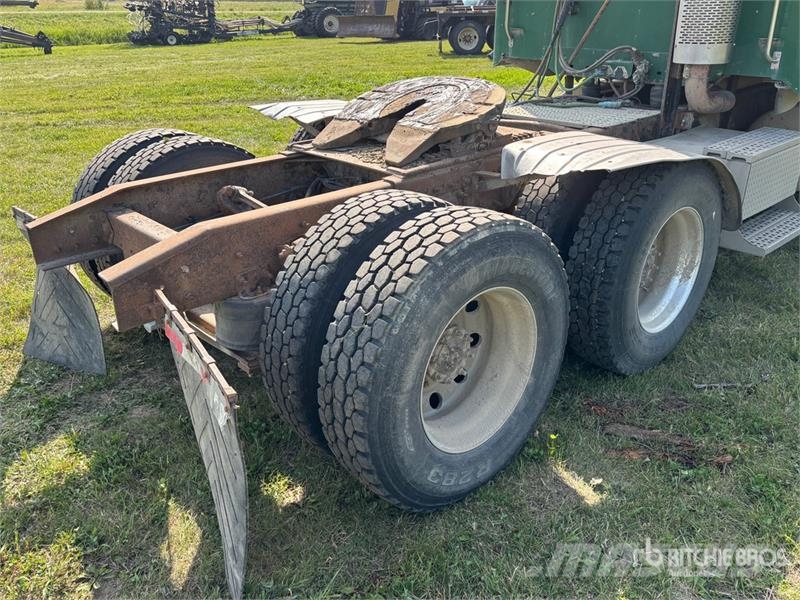 Freightliner Columbia 6x4 T/A Sleeper Truck Tractor Sadulveokid