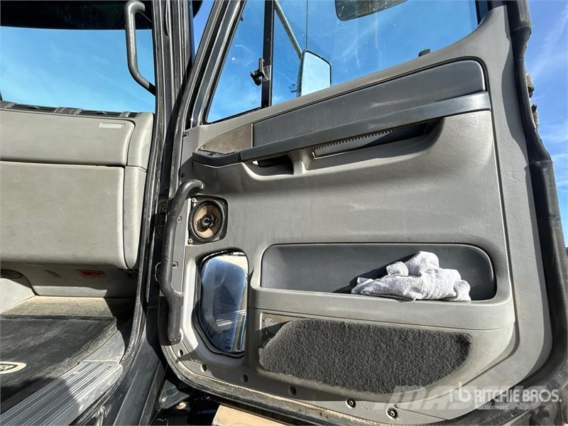 Freightliner Columbia 8x6 Sleeper Winch Truck Bergingsbiler