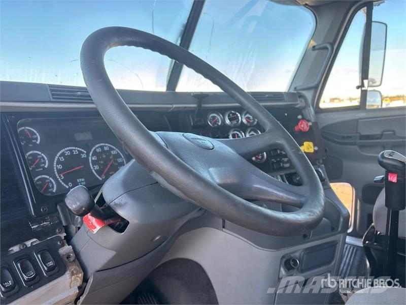 Freightliner Columbia 120 6x4 T/A Sleeper Truck Tractor Sadulveokid