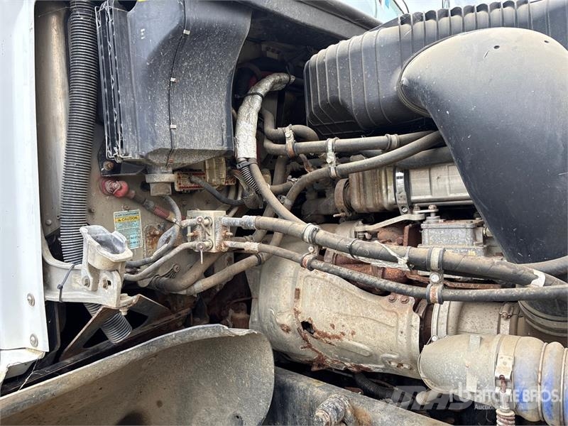 Freightliner Coronado SD 6x4 Sleeper Tanker Truck (Inoperable) Tankwagen