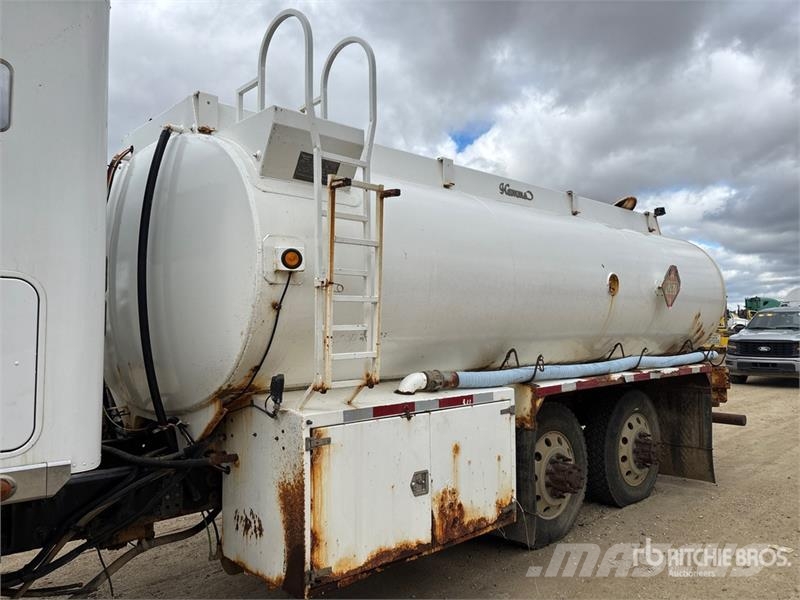 Freightliner Coronado SD 6x4 Sleeper Tanker Truck (Inoperable) Tankwagen