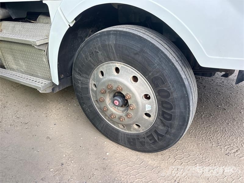 Freightliner Coronado 122 6x4 T/A Sleeper Truck Tractor وحدات الجر