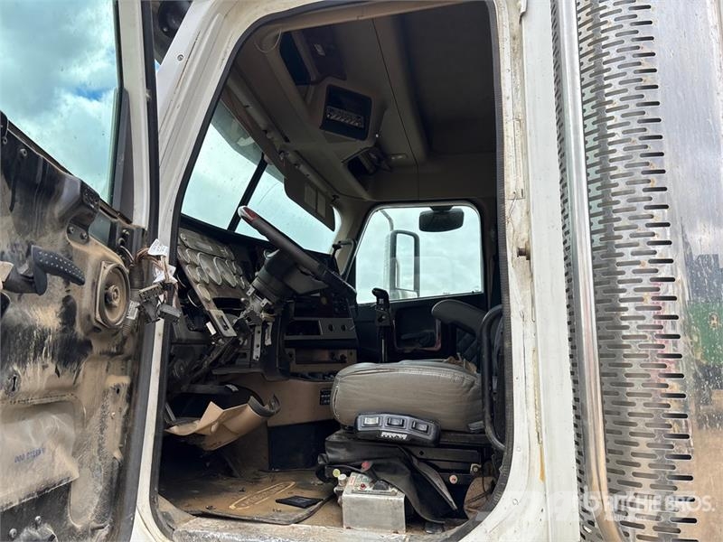 Freightliner Coronado SD 6x4 Sleeper Tanker Truck (Inoperable) Tankwagen