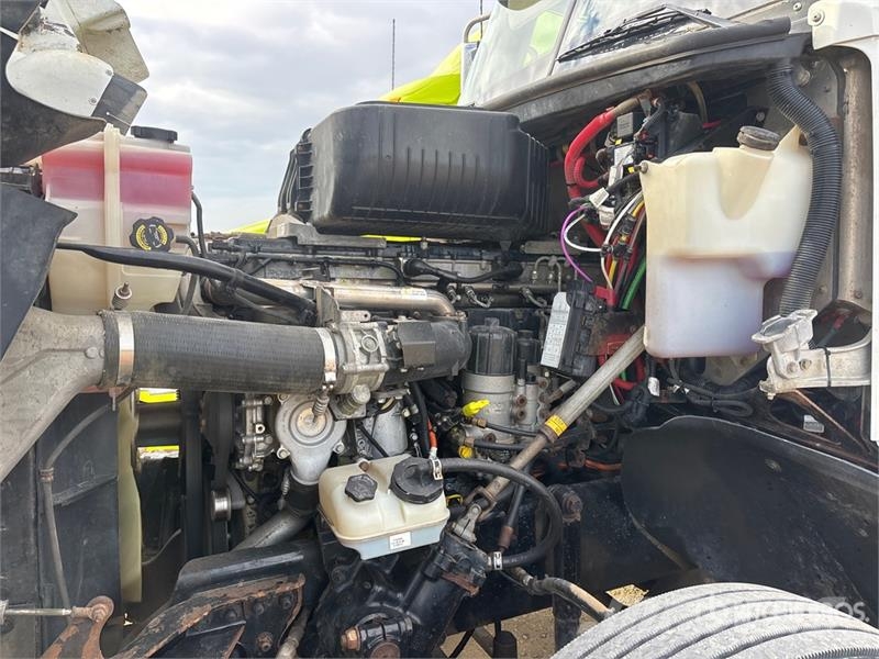 Freightliner Coronado 122 6x4 T/A Sleeper Truck Tractor وحدات الجر