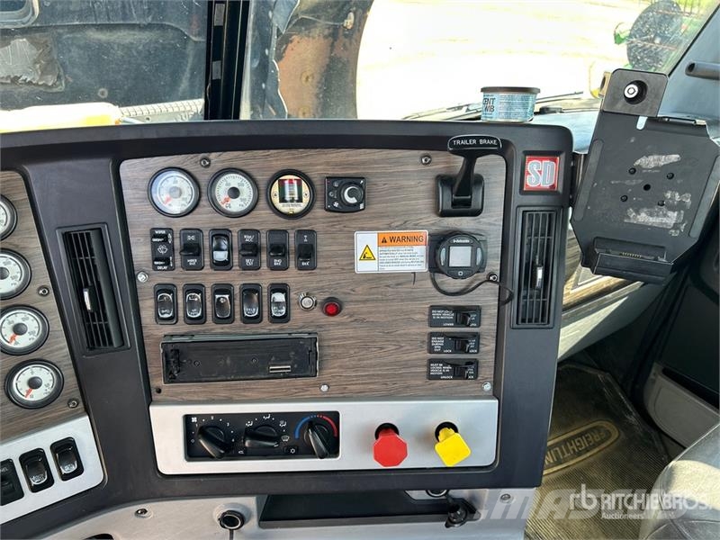 Freightliner Coronado 122 Vetopöytäautot