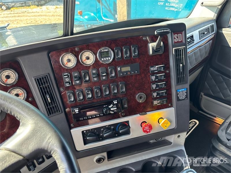 Freightliner Coronado 122SD Тягачі