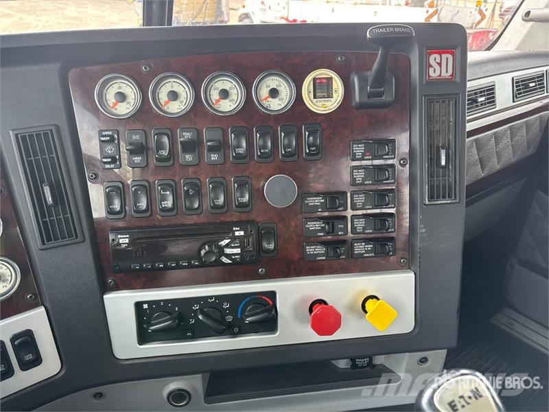 Freightliner Coronado 122SD 8x6 Tri/A Sleeper Truck Tractor Naudoti vilkikai