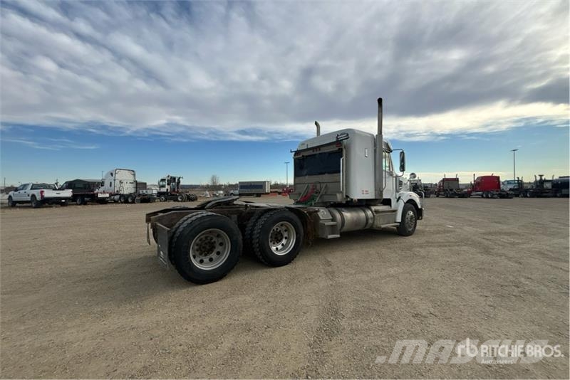 Freightliner Coronado 122 6x4 T/A Sleeper Truck Tractor وحدات الجر