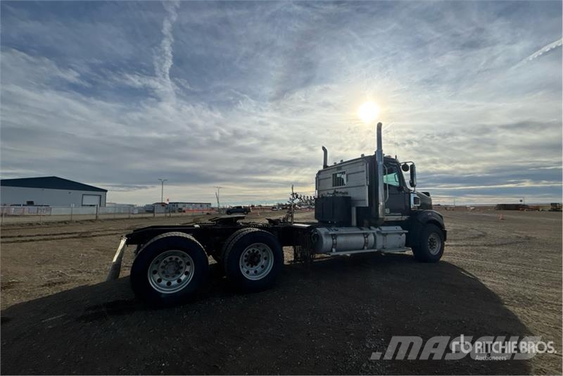 Freightliner Coronado SD 6x4 Heavy Haul T/A Day Cab Truck Tract Trekkers