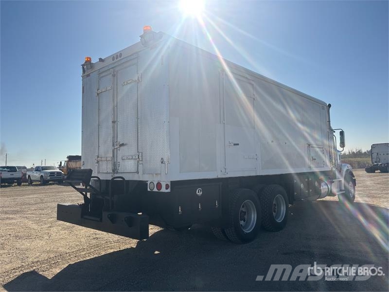 Freightliner Coronado 122 6x4 Lube Truck Tankwagen