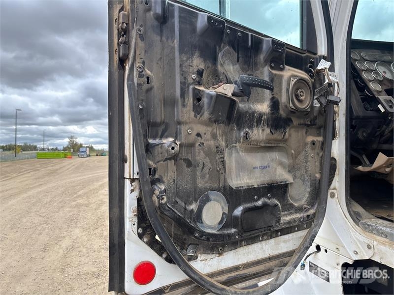 Freightliner Coronado SD 6x4 Sleeper Tanker Truck (Inoperable) Tankwagen