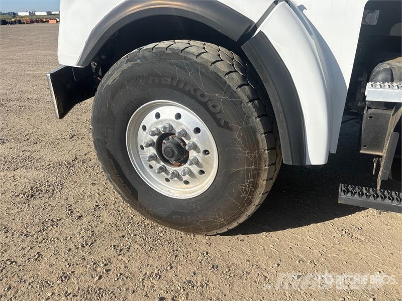 Freightliner Coronado 122 6x4 Lube Truck Tankwagen