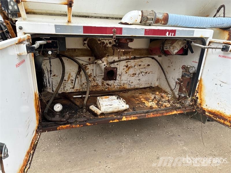 Freightliner Coronado SD 6x4 Sleeper Tanker Truck (Inoperable) Tankwagen