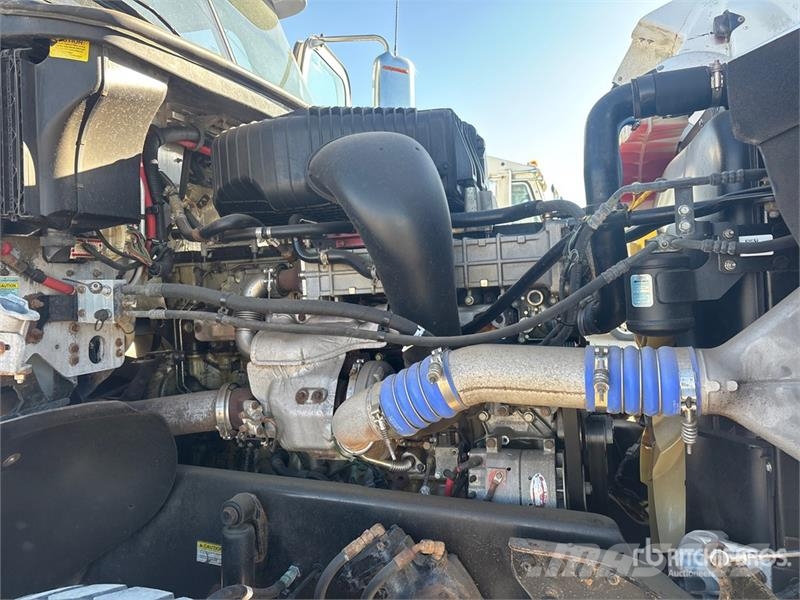 Freightliner Coronado 122 6x4 Lube Truck Tankwagen