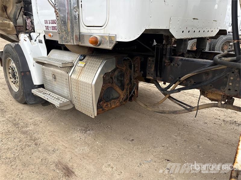 Freightliner Coronado SD 6x4 Sleeper Tanker Truck (Inoperable) Tankwagen