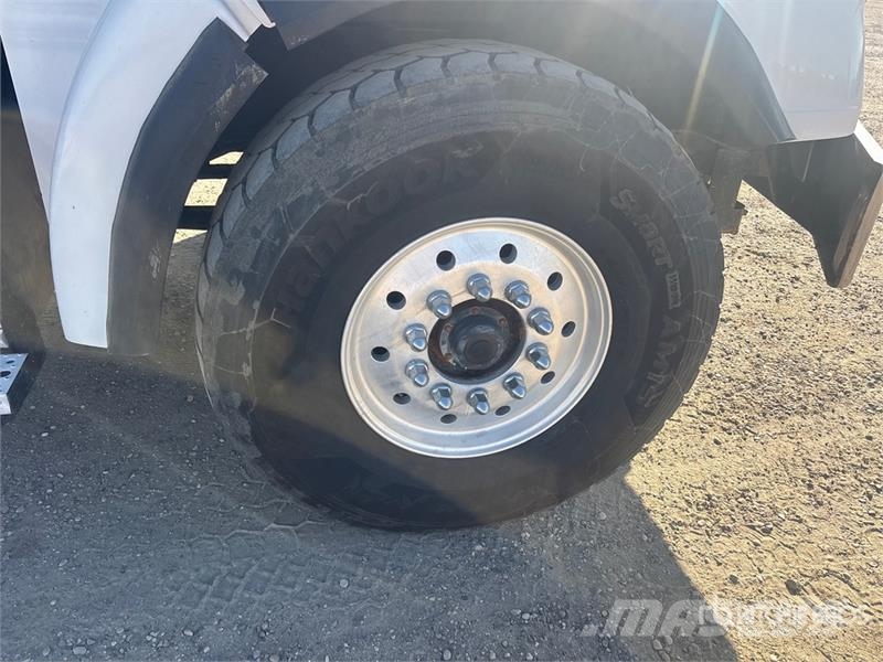 Freightliner Coronado 122 6x4 Lube Truck Tankwagen